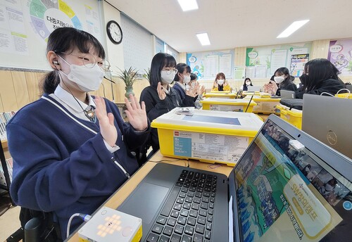 CJ SW 창의캠프 오픈이노베이션에 참여한 학생들이 강사들과 온라인으로 소통하는 모습 (사진제공=CJ올리브네트웍스)