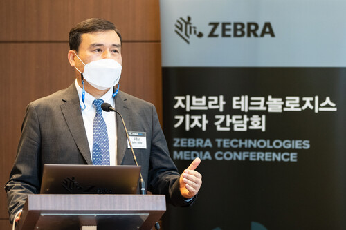 신제품 고정식 산업용 스캐너와 출시될 머신 비전 솔루션을 설명하고 있는 지브라 테크놀로지스 우종남 한국 지사장