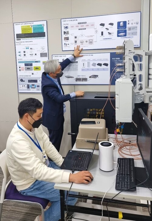 노키아 코리아 오픈 랩에서 5G 특화망 장비 데모를 진행하고 있다.(사진제공=노키아 코리아)