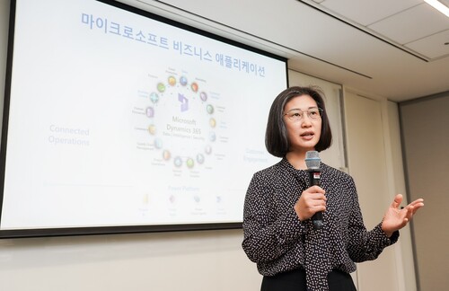 김순덕 한국마이크로소프트 비즈니스 애플리케이션 담당 매니저가 11일 열린 기자간담회에서 발표하고 있다(이미지제공=한국마이크로소프트)