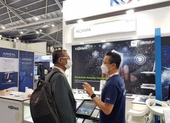 노르마는 '2022 커뮤닉 아시아'에 참여해 블록체인까지 보안하는 PQC를 발표했다.