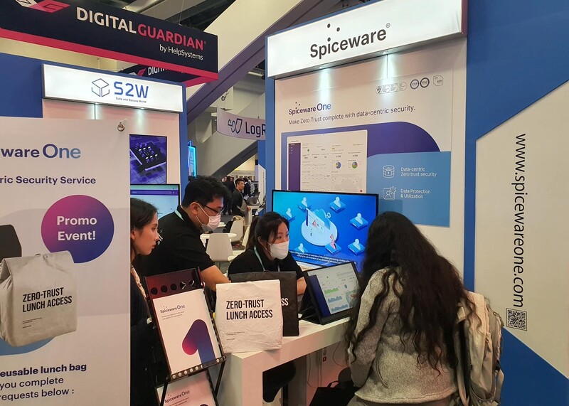 스파이스웨어 부스를 방문한 참관객이 ‘스파이스웨어 원 ZTS’를 살펴보고 있다(사진=스파이스웨어)