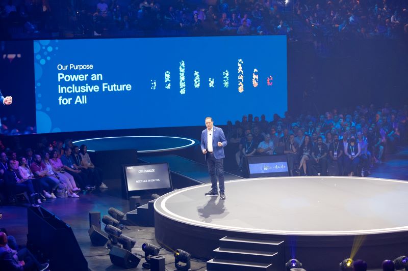 척 로빈스(Chuck Robbins) 시스코 회장 겸 최고경영자시스코 라이브 2022에서 발표하고 있는