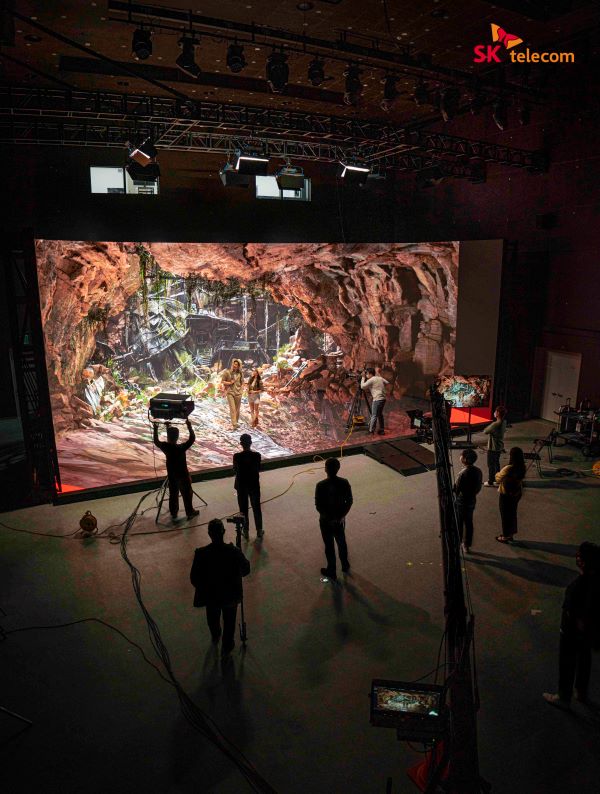 팀 스튜디오에서 대형 LED 월 스테이지를 배경으로 촬영을 하고 있다.