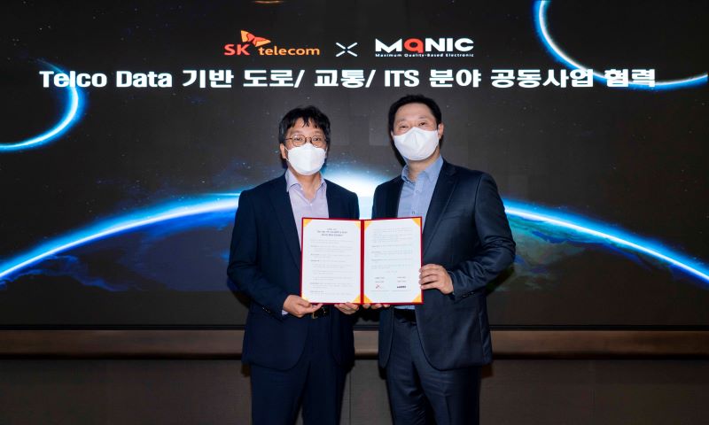 SKT와 엠큐닉의 업무 협약식