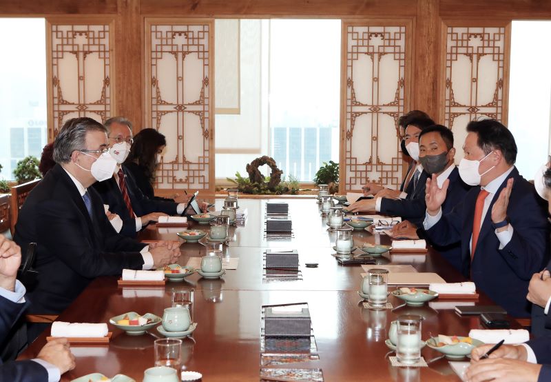 최태원 SK그룹 회장이 마르셀로 에브라르드 멕시코 외교장관(사진 왼쪽 중앙)을 만나 비즈니스 협력방안을 논의하면서 2030 부산 엑스포 개최 지지를 요청하고 있다