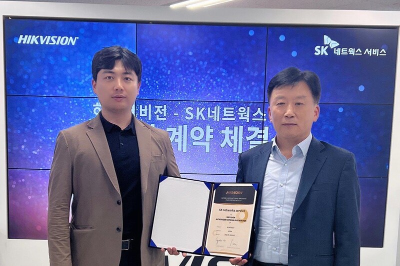 왼쪽부터  타이(Tai) 하이크비전코리아 사장/한기영 SK네트웍스서비스 인프라사업 본부장