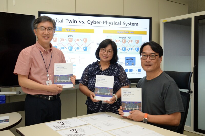 '디지털 트윈의 꿈'을 집필하고, 디지털 트윈 국제표준 제안/개발을 주도한 ETRI 연구진(좌측부터 김용운 책임연구원, 김성혜 책임연구원, 유상근 전문위원)