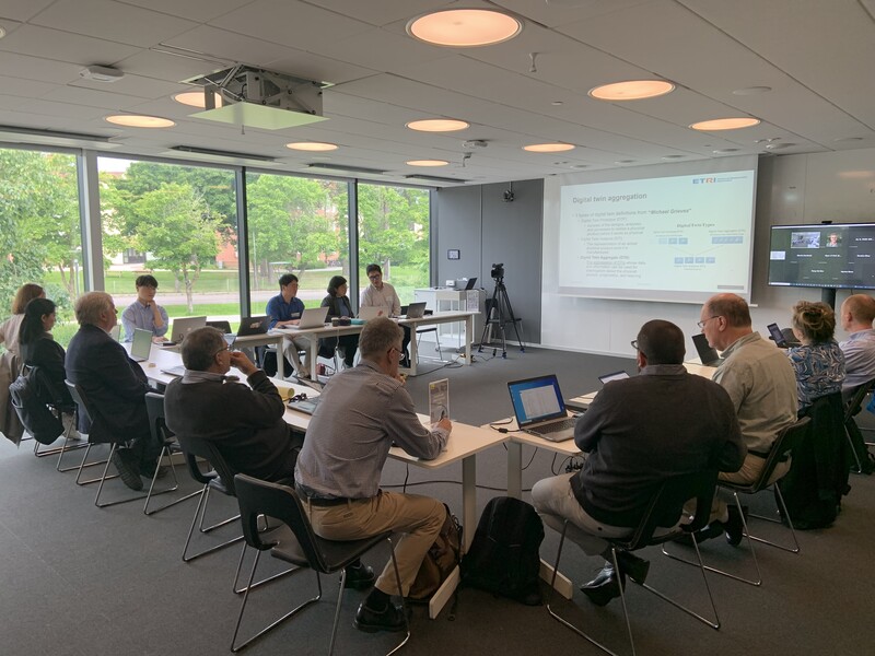 ETRI 연구진이 국제표준화기구(ISO/TC 184) 디지털제조(SC 4/WG 15) 분야에 참석하여 디지털트윈 국제표준안(ISO 23247) 5,6부 추가개발을 위해 관계자와 논의하는 모습('22.6., 스웨덴)