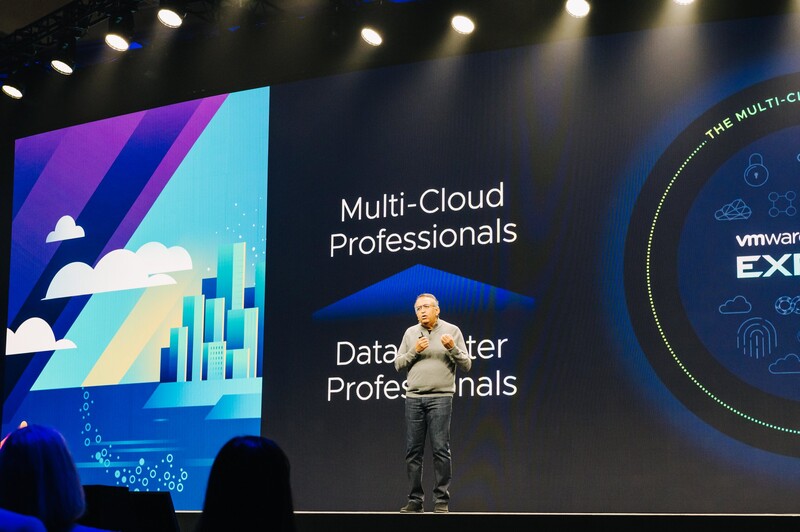 기조연설 중인 VMware 라구 라구람 CEO