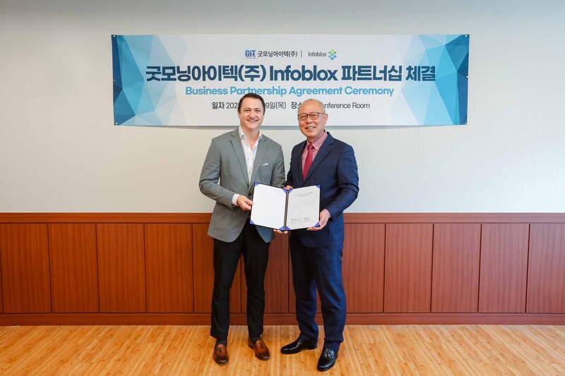 크리스 밀러릭 인포블럭스 본사 글로벌 채널&얼라이언스 담당 부사장과 이주찬 굿모닝아이텍 대표이사