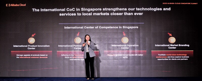 싱가포르 서밋 2023에서 셀리나 위안 알리바바 클라우드 글로벌 사업 부문 회장이 발표하고 있다.