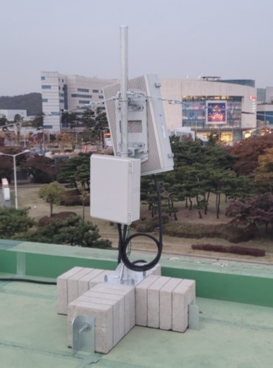 ETRI 연구진이 김포공항 인근 건물 옥상 위에 설치한 MN 기지국시스템.