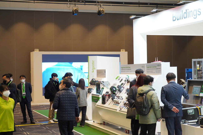 슈나이더 일렉트릭의 최신 에너지 관리와 산업 자동화 기술을 전시한 이노베이션 허브