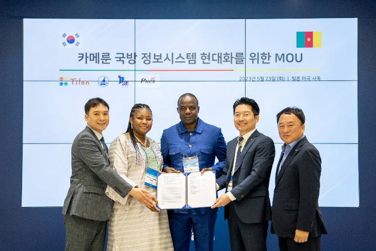 (왼쪽부터) 최원호 PNCS 본부장, 라우드지 에드위지 지젤 LEG INVEST SARL 대표, 알리도우 벨로 카메룬 상공회의소 사무총장, 최백준 틸론 대표, 최용호 틸론 사장