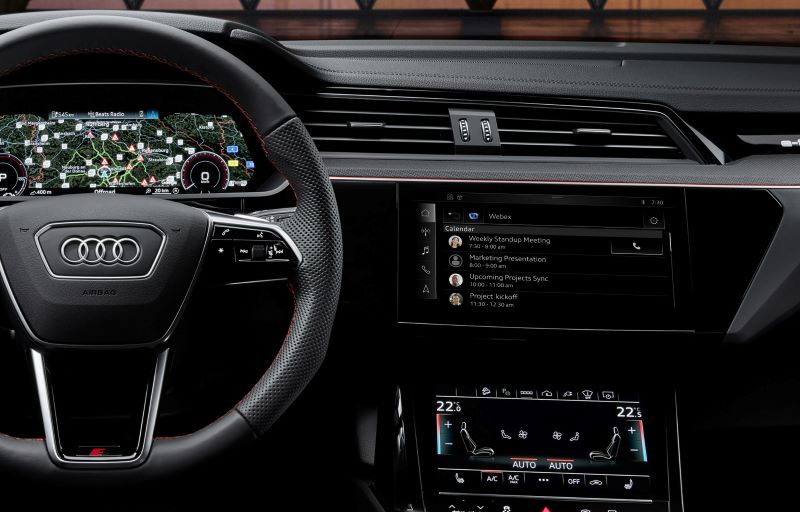 폭스바겐 그룹의 소프트웨어 회사인 CARIAD 및 삼성 자회사 HARMAN과 협력하여 웹엑스는 2024년 모델을 기준으로 일부 아우디 모델에서 사용하는 최초의 하이브리드 작업용 앱이 될 것이다.