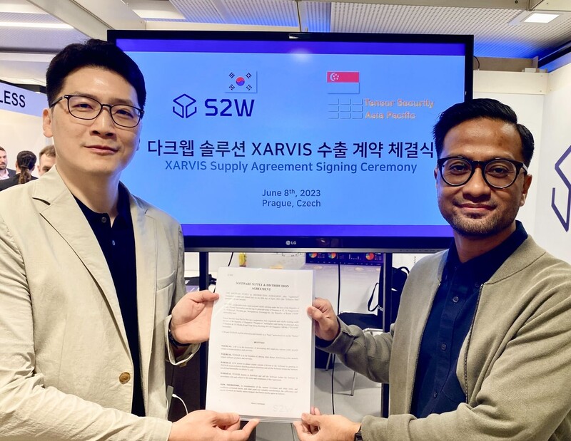 (왼쪽) S2W 서상덕 대표 / (오른쪽) 텐서 시큐리티 싱가폴 지사 파리드 알리아스(Farid Alias) 지사장