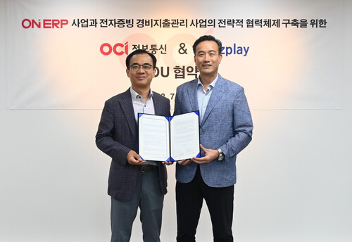 (왼쪽부터)김홍기 비즈플레이 대표, 김광호 OCI정보통신 대표