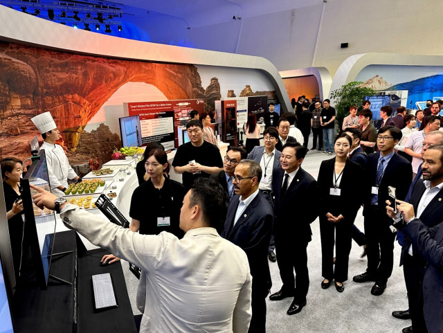나드미 네옴 CEO, 원희룡 국토교통부 장관 외 관계자들이 ‘디스커버 네옴 프라이빗 미팅’ 행사장에 마련된 비브스튜디오스 부스에서 기술 시연을 체험하고 있다.(자료제공=비브스튜디오스)