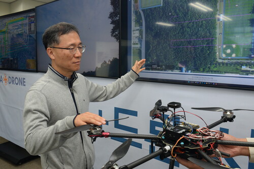 실시간 전송 기술을 시연하는 우덕균 ETRI 책임연구원