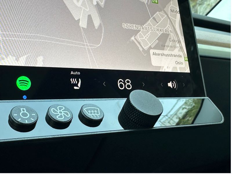 그린미션이 개발한 테슬라를 위한 버튼은 운전 중에 빠르게 사용하고 싶은 기능을 6개의 버튼에 쉽게 프로그래밍할 수 있다.