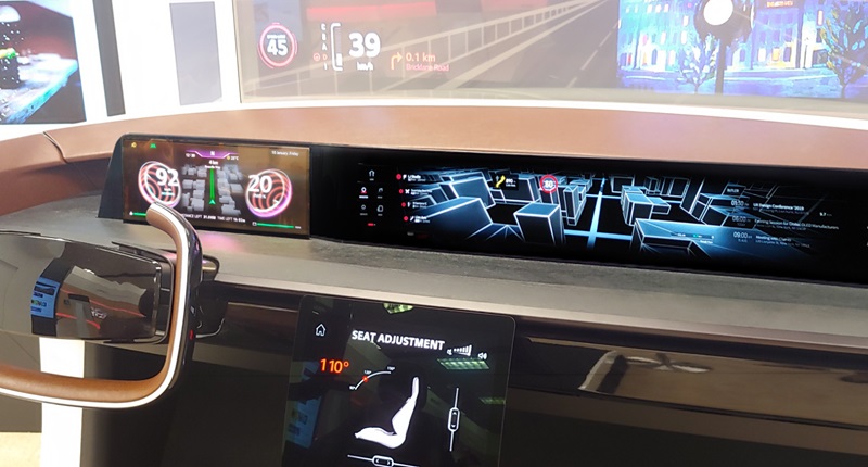 LG디스플레이가 CES 2024에서 소프트웨어 정의 차량 디스플레이를 선보인다.