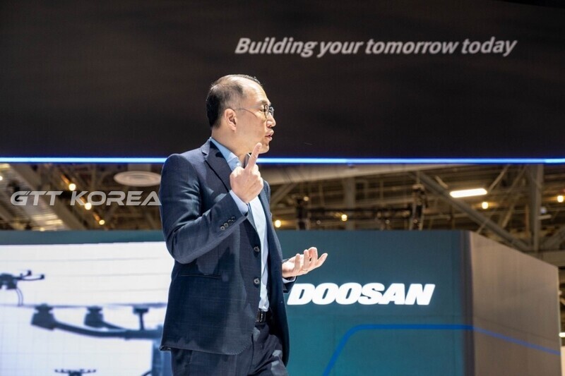 로버트 오 부사장이 CES 2024 두산 부스에서 ‘AI 에브리웨어 시대 속 두산그룹의 DT 혁신을 주제로 강연을 진행하고 있다.