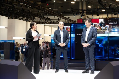 두산 HoD 로버트 오 부사장(가운데)이 데이터이쿠 플로리안 두에토 대표이사(오른쪽), 에린 맥고완 부사장(왼쪽)과 ‘AI 혁신’을 주제로 패널토의을 진행했다.