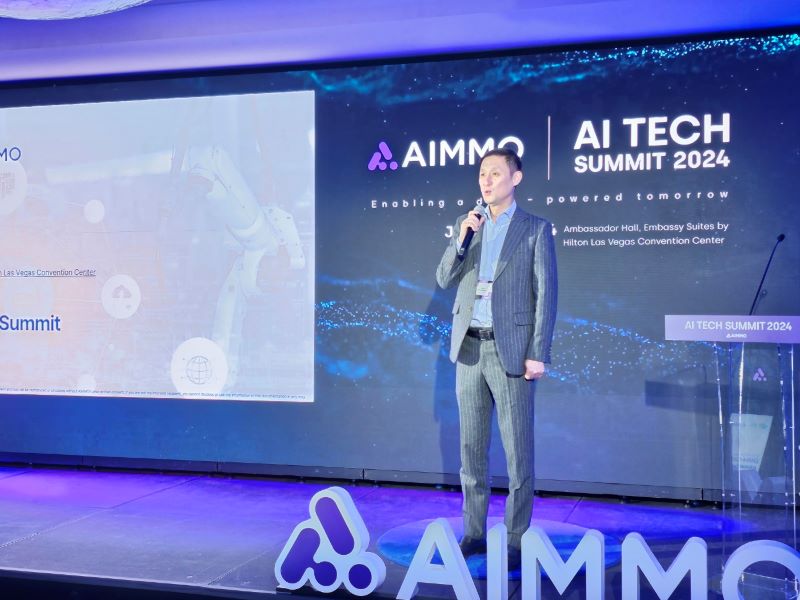 에이모가 CES 2024 기간 동안 단독 주최한 'AI Tech Summit'에서 에이모의 비전을 설명하는 오승택 대표