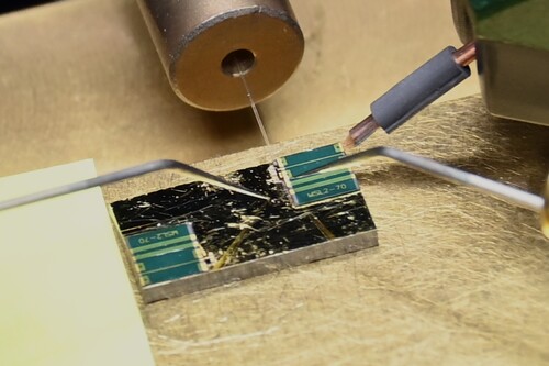 전계흡수형 광원 소자를 구동 및 광결합하는 모습(자료제공= ETRI)