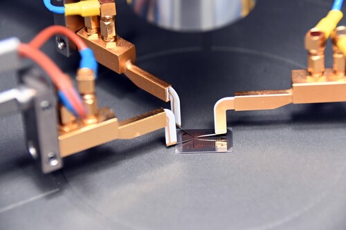 ETRI와 KICET 공동연구진이 개발한 전력 반도체 모스펫(MOSFET) 소자 조각