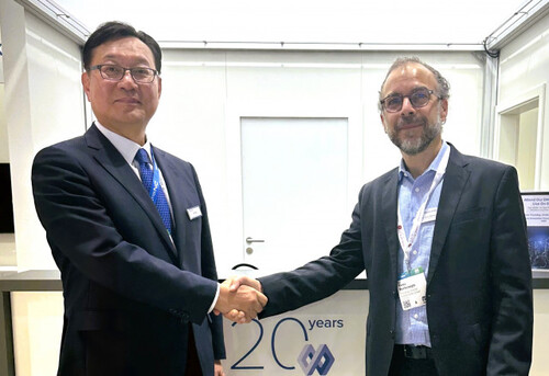 김원종 DN솔루션즈 대표(왼쪽)와 야부즈 무르테자올루 모듈웍스 CEO(오른쪽)가 전략적 파트너십을 체결했다.