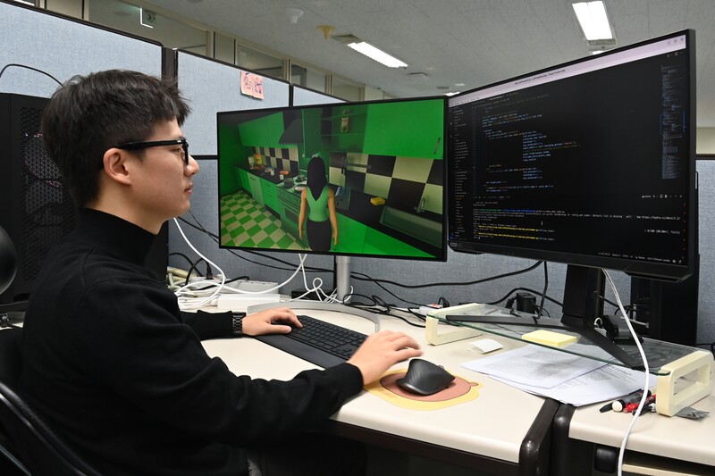 ETRI 연구진이 로타벤치마크(LoTa-Bench) 기술을 시험하는 모습