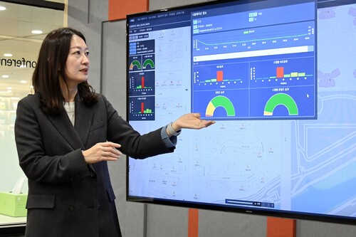 ETRI 연구진이 UNIQ를 설명하는 모습