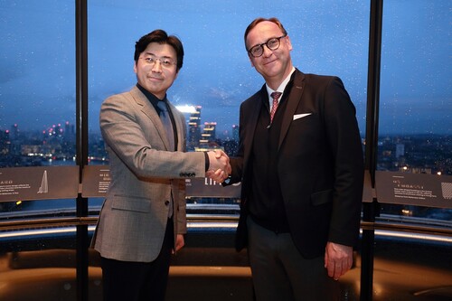 (왼쪽부터)이주완 메가존클라우드 대표, 마커스 플리쉬 테라 퀀텀 CEO