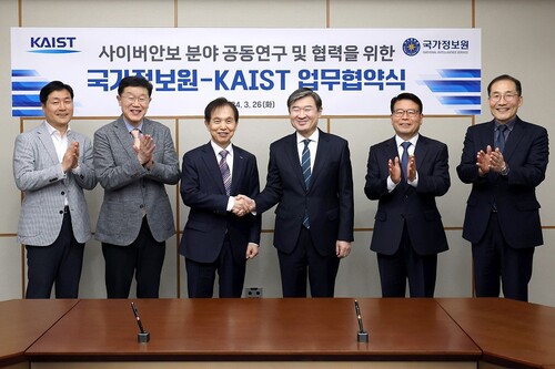 (좌측부터) 김창익 초대 사이버안보연구소장, 배중면 KAIST 안보융합원장, 이광형 KAIST 총장, 조태용 국정원장, 윤오준 국정원 3차장, 박동철 KAIST 안보융합원 협력기획센터장