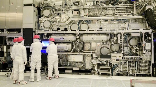 인텔 파운드리는 오리건 R&D 구역에 하이-NA EUV 노광장비 조립을 완료했다.