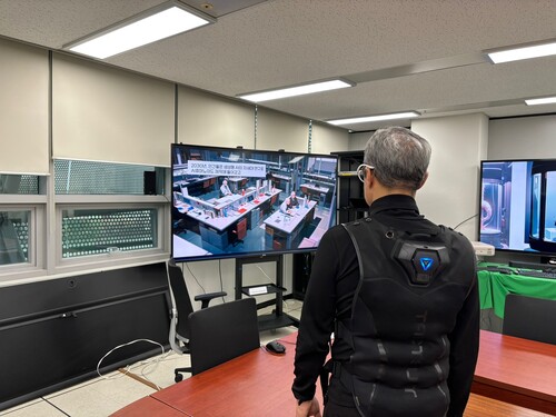 ETRI 연구진이 촉각지원형 입체미디어 서비스를 시연하는 모습