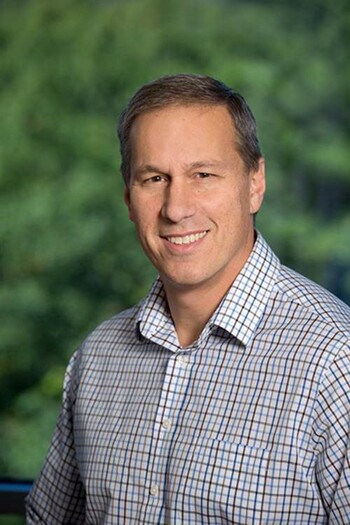 빅터 드마린스 / 레베네라 소프트웨어 수익 창출 제품 관리 담당 부사장