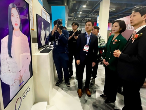 안덕근 산업통상자원부 장관과 오영주 중소벤처기업부 장관이 AI 휴먼과 대화를 하고 있다.