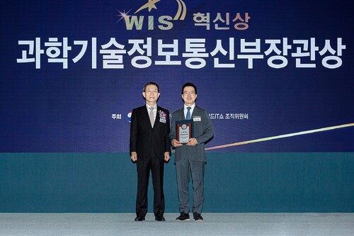 2024 월드IT쇼에서 정상원 이스트소프트 대표가 장관상인 ‘혁신상’을 수상했다.