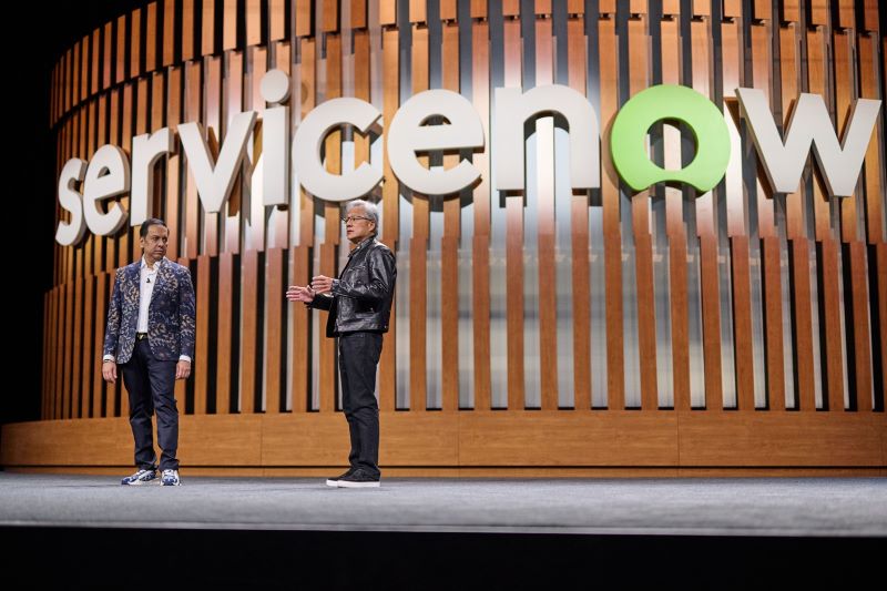 기조연설 중인 CJ 데사이 서비스나우 COO 및 젠슨 황 엔비디아 CEO