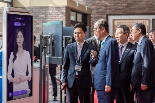 AI 휴먼과 대화중인 한덕수 국무총리(자료제공=이스트소프트)