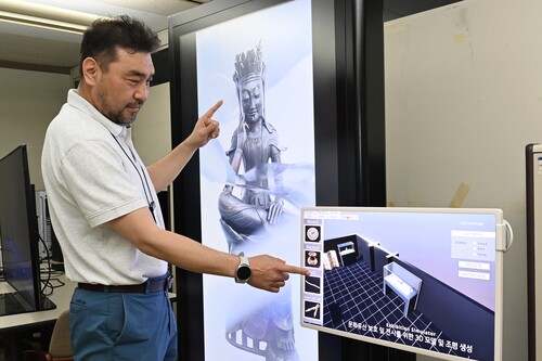 ETRI 이재호 책임연구원이 디지털 헤리티지 공유 플랫폼으로 시연하는 모습