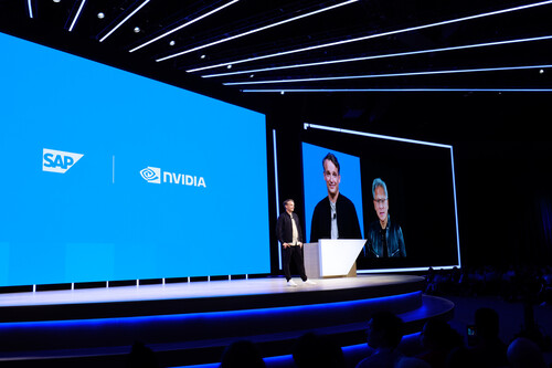 젠슨 황 엔비디아 CEO가 사파이어 행사에서 기조연설을 하고 있다.