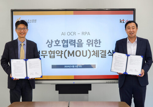 협약 기념 사진.(좌측부터)전경헌 사이냅소프트 대표이사, 양성모 KT DS ICT사업본부장