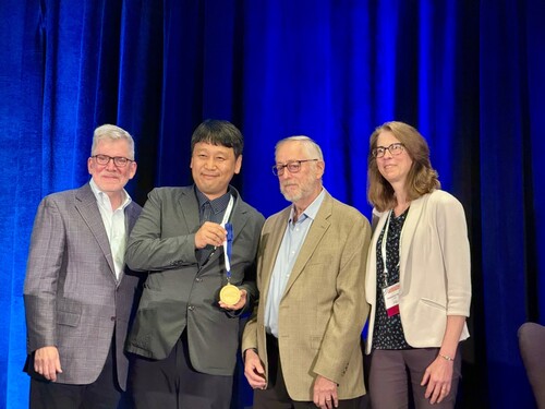 ETRI의 박성익 박사(왼쪽에서 두번째)는 2024 ATSC 리처 메달을 수상했다