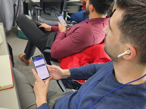 LG전자 서비스역량개발실이 진행하는 교육 현장에서 교육생이 AI '통번역 솔루션'으로 교육 강의를 듣고 있다