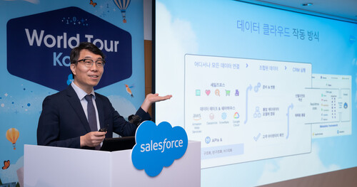 데이터 클라우드에 대해 발표중인 배상근 세일즈포스 코리아 본부장