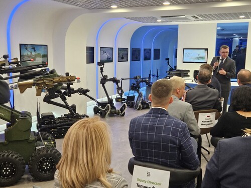 디펜스코리아와 피아프는 지난해 10월 서울 로봇 쇼룸 오픈 행사를 공동 개최했다